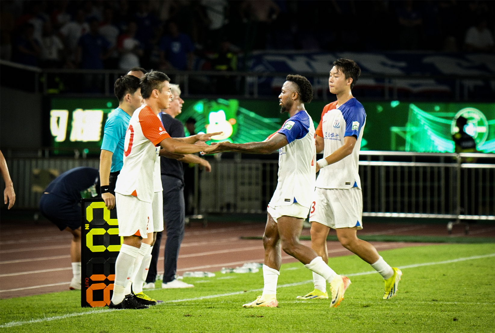 今晨欧超杯焦点战；上海申花刷新队史纪录；气氛紧张；身体对抗强度拉满的简单介绍