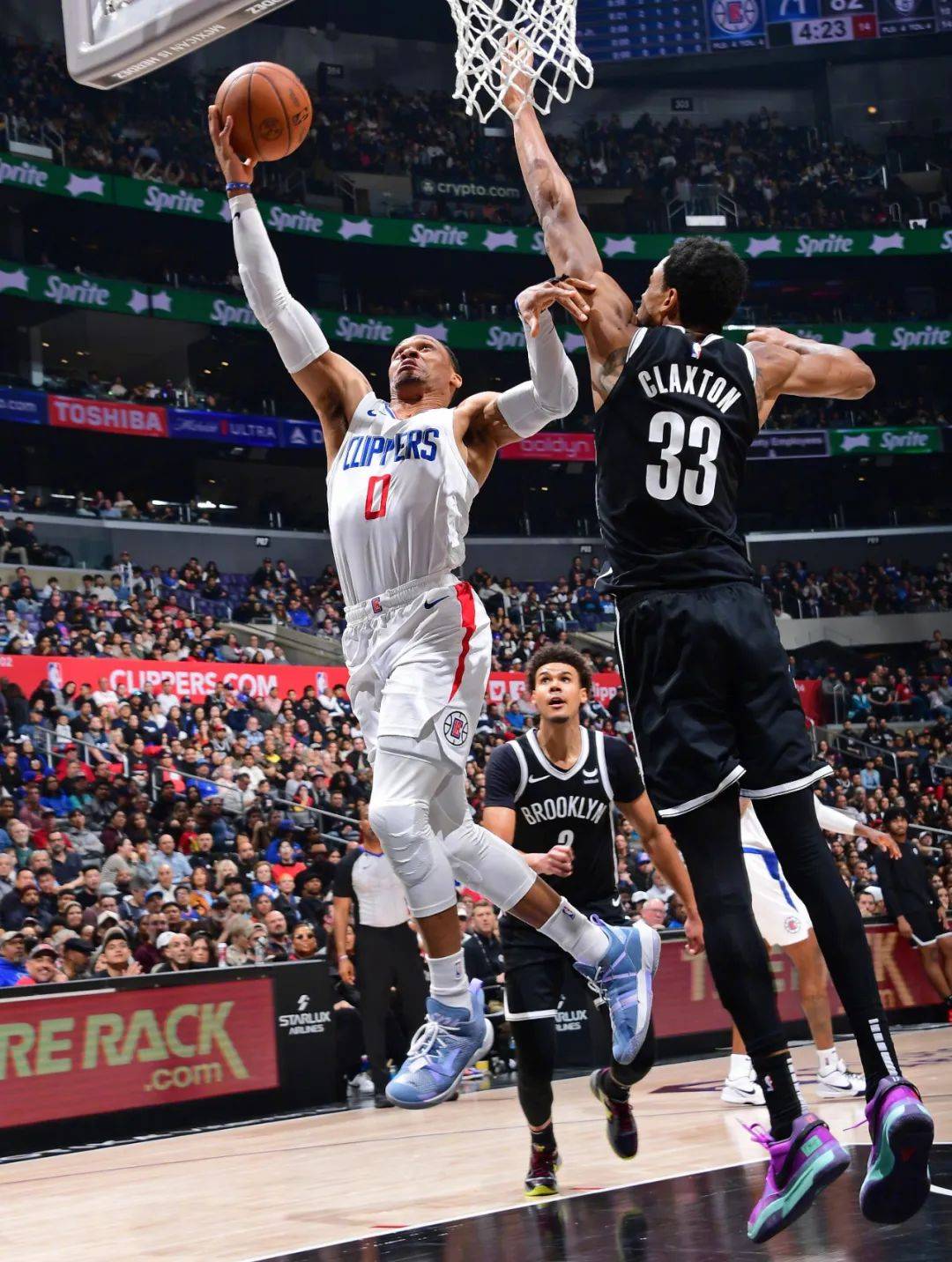 清晨丹佛掘金备战NBA季后赛Faker在篮网比赛中惊艳表现，巴黎圣日耳曼集结日门线救险瞬间刷屏 